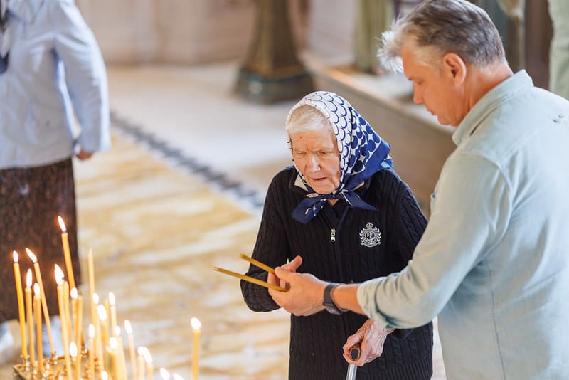 "Почитай отца твоего и матерь твою"