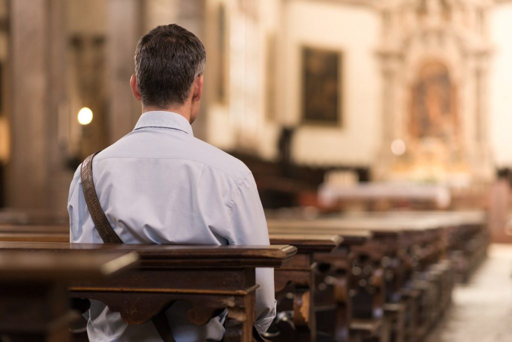 Почему не принято сидеть при богослужениях?