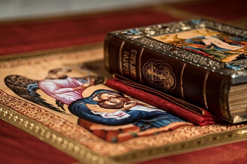 "И Свет во тьме светит"